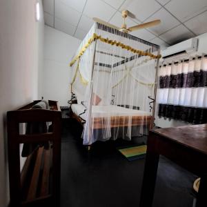 阿鲁甘湾Etnico Surf Resort的一间卧室配有一张床和吊扇