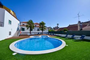 托马尔O Paço - exclusive accommodation的一座房子的院子内的游泳池