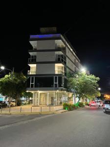 特尔马斯德里奥翁多HOTEL & SPA JAMAX的街上的高楼