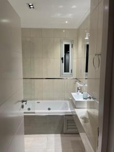 特尔马斯德里奥翁多HOTEL & SPA JAMAX的带浴缸和盥洗盆的大浴室
