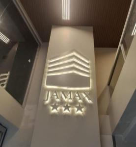 特尔马斯德里奥翁多HOTEL & SPA JAMAX的建筑一侧的果酱标志