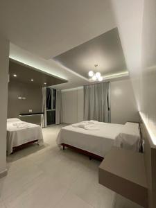 特尔马斯德里奥翁多HOTEL & SPA JAMAX的一间酒店客房,房间内设有两张床