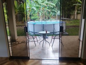 廷戈玛丽亚Villa Elena的一个带桌椅的庭院和一个游泳池