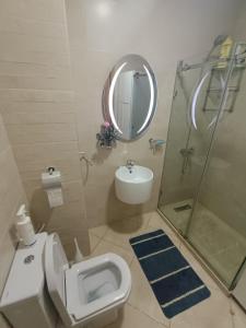 艾西拉Appartement de vacances BERALMAR CHEZ HOUDA的浴室配有卫生间、盥洗盆和淋浴。
