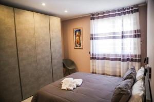 瓜热讷Vista Langhe - CerratoHouses的一间卧室配有带毛巾的床