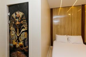 开罗Giza Pyramids View Inn的卧室配有一张床和一幅女画