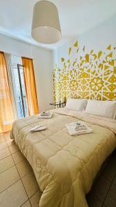 蒙雷亚莱Casa Lilla的一间卧室设有一张大床,墙壁上装饰有黄色图案。