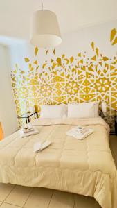 蒙雷亚莱Casa Lilla的一间卧室设有一张黄色和白色墙壁的大床
