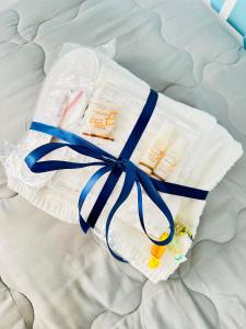 蒙雷亚莱Casa Lilla的床上的带蓝色丝带的尿布包