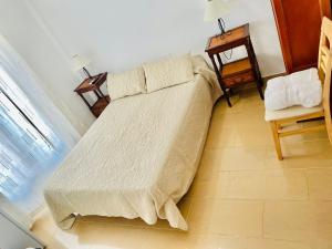 马罗Acantilados De Maro的一张位于带桌子和椅子的房间内的床铺
