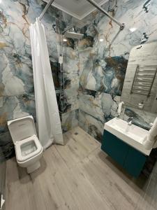 ArbatʼLux Plaza Hotel的一间带卫生间和水槽的浴室