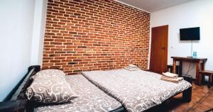 乌曼岛富埃特斯亚酒店的卧室配有床,靠砖墙