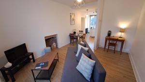 多勒Appartement confort deux Etoiles的客厅配有沙发和桌子