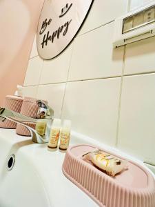 蒙雷亚莱Casa Lilla的浴室水槽上粉红色的香蕉板