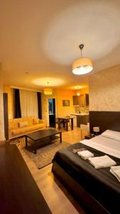伊斯坦布尔马尔泰佩博斯维特酒店的带两张床的房间和客厅