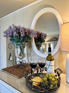 East Orleans希普斯尼斯旅馆的一张桌子,上面放着两杯葡萄酒和花瓶