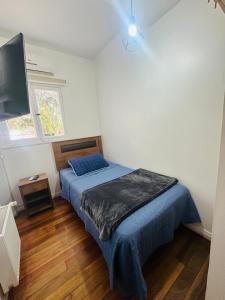 圣地亚哥Maktub Europa - Hostal Boutique的一间卧室配有一张床和一台平面电视