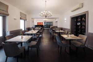 罗加斯卡斯拉提纳斯拉蒂纳酒店的一间带桌椅和吊灯的餐厅