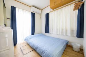 东京Premier suite Yoyogi front detached house的一间小卧室,配有床和窗户