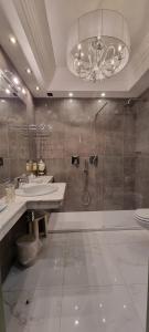 伊塞奥瑞雷斯杜尔罗科利酒店的带淋浴、水槽和吊灯的浴室