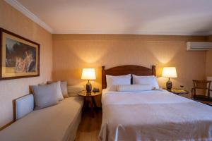 阿拉霍瓦里克瑞亚酒店的酒店客房设有一张大床和两盏灯。