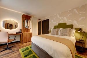 布罗姆利Brama的酒店客房设有一张大床和一张书桌。