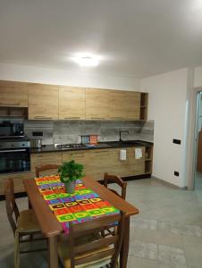 LuniColli di Luni的厨房配有木桌和盆栽植物