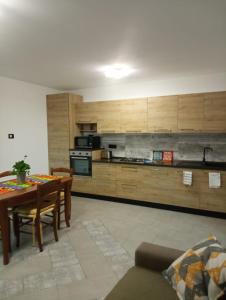 LuniColli di Luni的一间带桌子的客厅和一间厨房