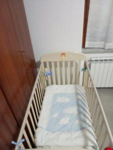 LuniColli di Luni的门旁的一个房间里的一个婴儿床