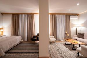 阿拉霍瓦里克瑞亚酒店的酒店客房配有床、沙发和桌子。