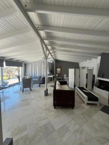 波多河丽Luxury Loft in Porto Heli !!!的客厅配有沙发和桌子