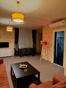 伊斯坦布尔马尔泰佩博斯维特酒店的客厅配有沙发和桌子