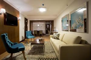 马卡埃皇家亚特兰大马卡埃酒店的客厅配有沙发和桌子