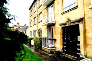 巴斯Cosy Flat in Bath "Maia"的建筑的一侧有一道黑色的门