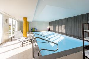 贝叶多米蒂斯白崖酒店的大楼内一个蓝色的大型游泳池