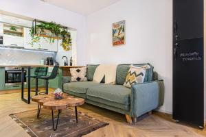 波亚纳布拉索夫Studio Guapo的客厅配有绿色沙发和桌子
