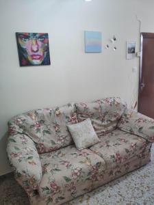 罗卡圣焦万尼Casa vacanze l'Ulivo的客厅的沙发,靠墙