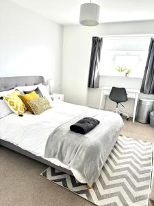 圣赫利尔泽西Eden Hotel - Beach Apartments & Suites的卧室配有一张大白色的床和地毯