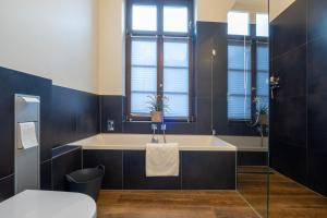 波恩Privatzimmer Haus Schweiz的浴室配有盥洗盆和浴缸。
