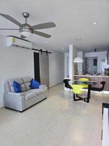 巴拿马城Apartamento en Panama y Punta Pacífica, Céntrico y Costa de Panamá的客厅配有沙发和桌子
