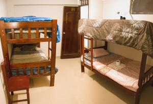 查查波亚斯LA CASA DEL TURISTA的一间客房内配有两张双层床的房间