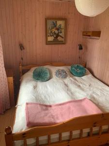 特鲁萨Lättillgängligt och trevligt hus的一间卧室配有一张带两个枕头的床