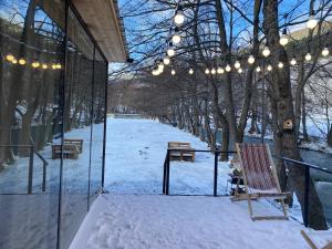 KʼareliLightwood cabins的雪地里设有长椅和灯的建筑