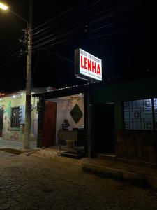 康塞普西翁德阿塔科Hostal Lenha的夜间在建筑物上读透视图的标志