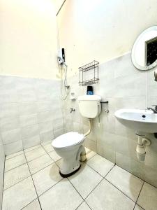 艾尔克如ROSHUS HOMESTAY MELAKA的一间带卫生间和水槽的浴室