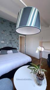 韦内雷港意大利假日度假屋的一间卧室设有两张床和盆栽植物