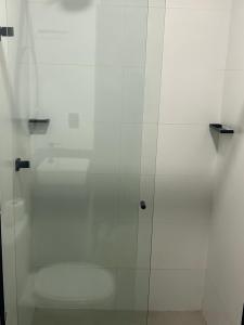 乌巴图巴Pousada do Francês的浴室内设有带卫生间的白色淋浴
