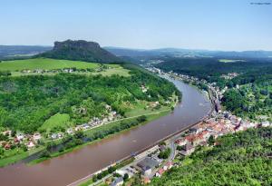 StruppenFischis Ferienwohnung Struppen的河流和城镇的空中景观