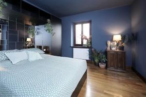 TarcentoViscardo的一间蓝色的卧室,配有白色的床和窗户