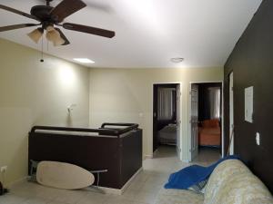 蒙特雷AIRPORT APARTMENT MONTERREY 628的一间卧室配有一张床和吊扇